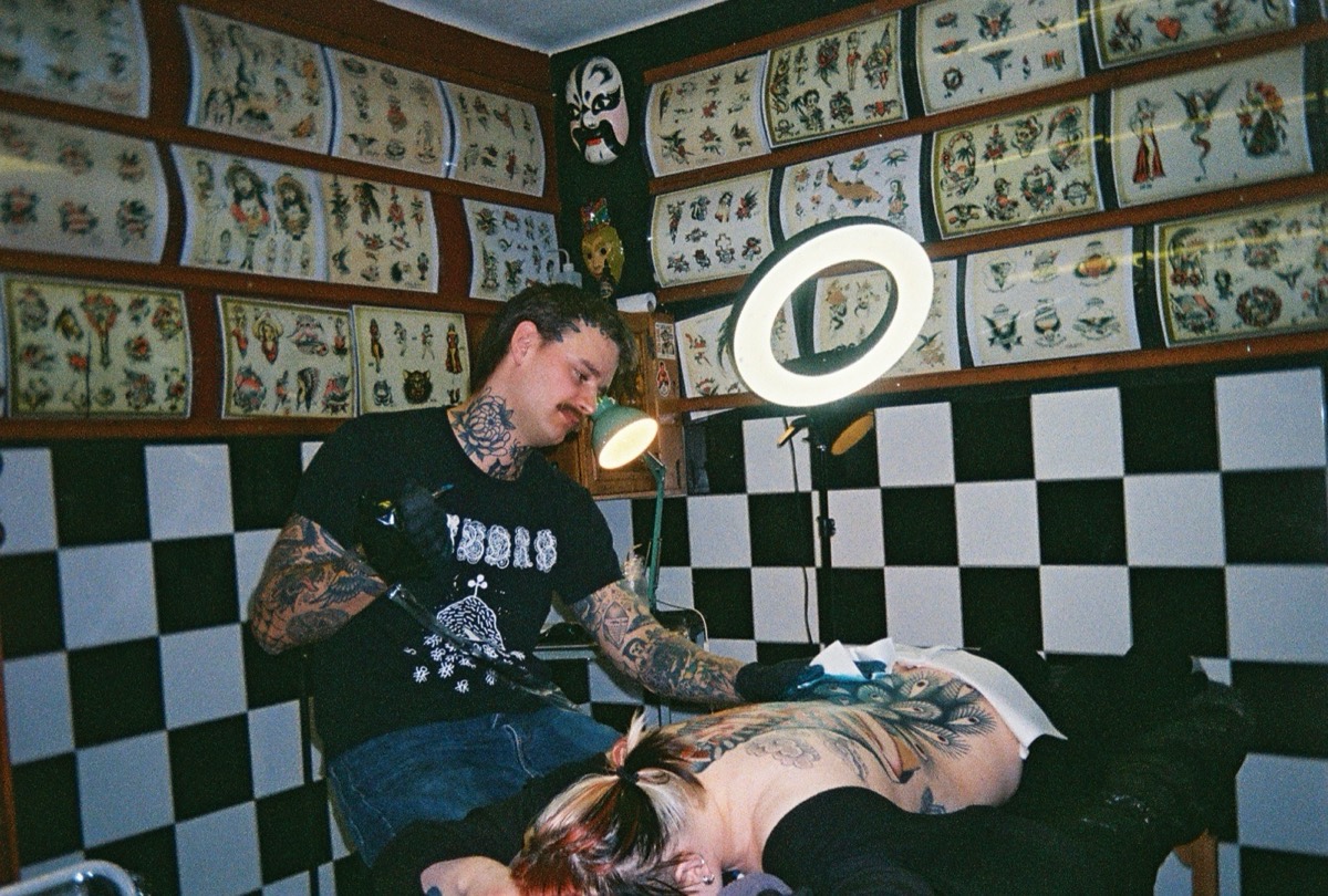 Tatuering under arbete